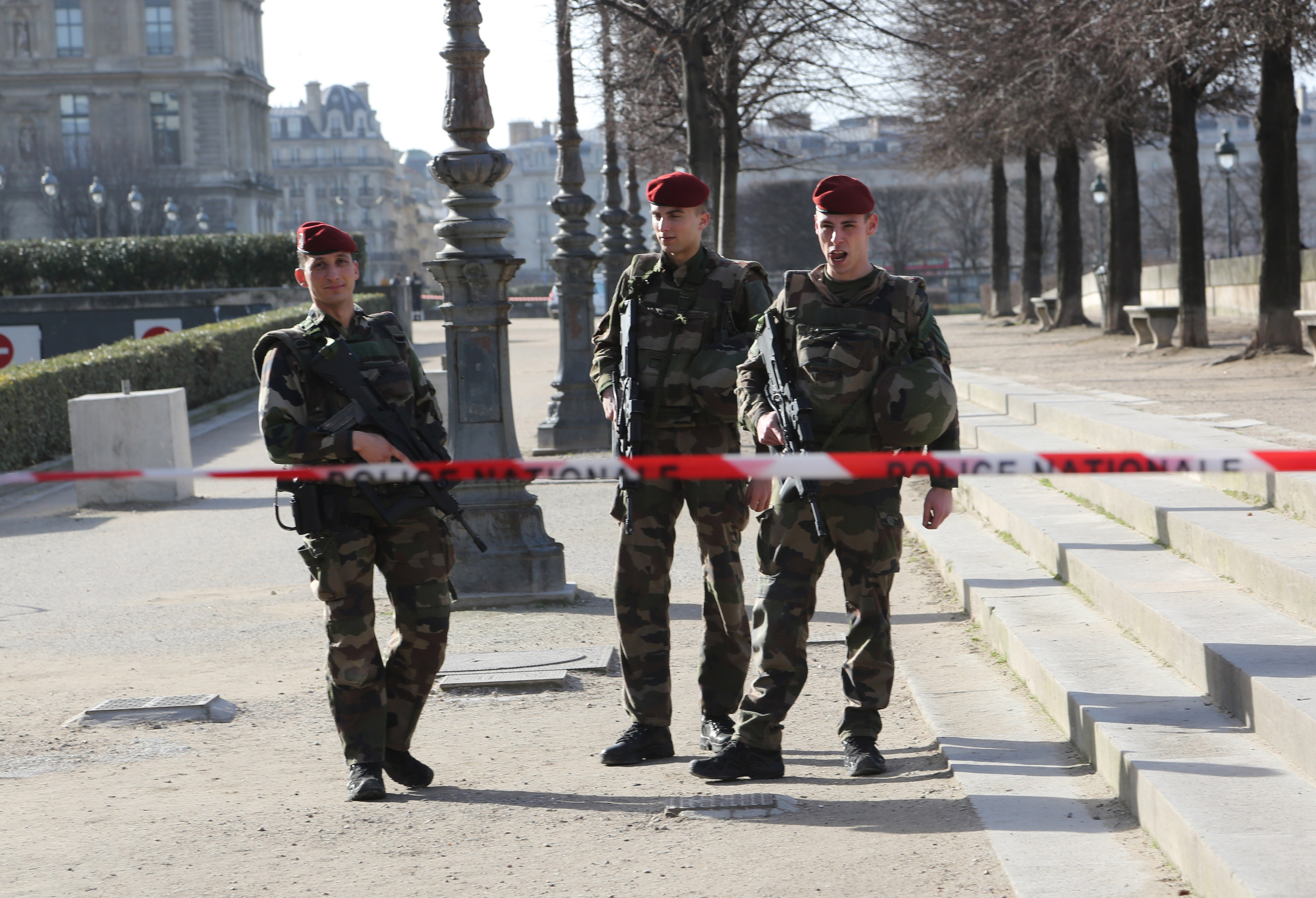 Panică într-un centru comercial din Paris după ce un bărbat s-a sinucis. VIDEO