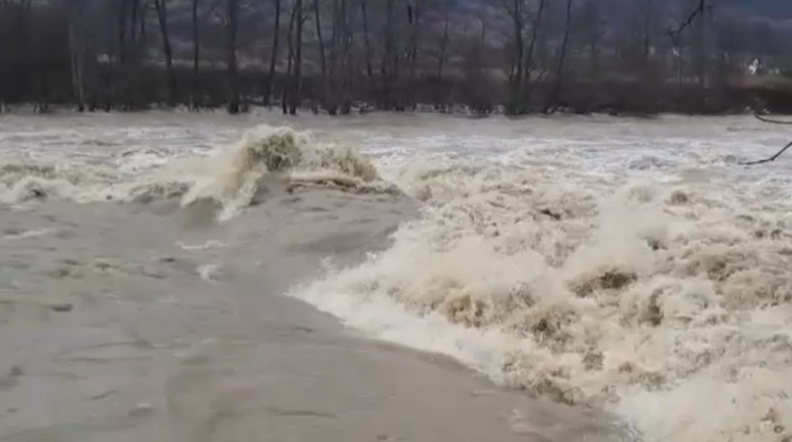 Cod portocaliu de inundații pe râuri din mai multe județe. Trei localități din Maramureș, măturate de viituri