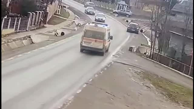 Momentul în care un autoturism se izbește frontal de o ambulanță, în curbă, rănindu-l grav pe șofer
