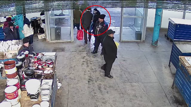 Momentul în care unui bărbat îi este furat telefonul, în piață. Hoțul a plecat cu el în 5 secunde