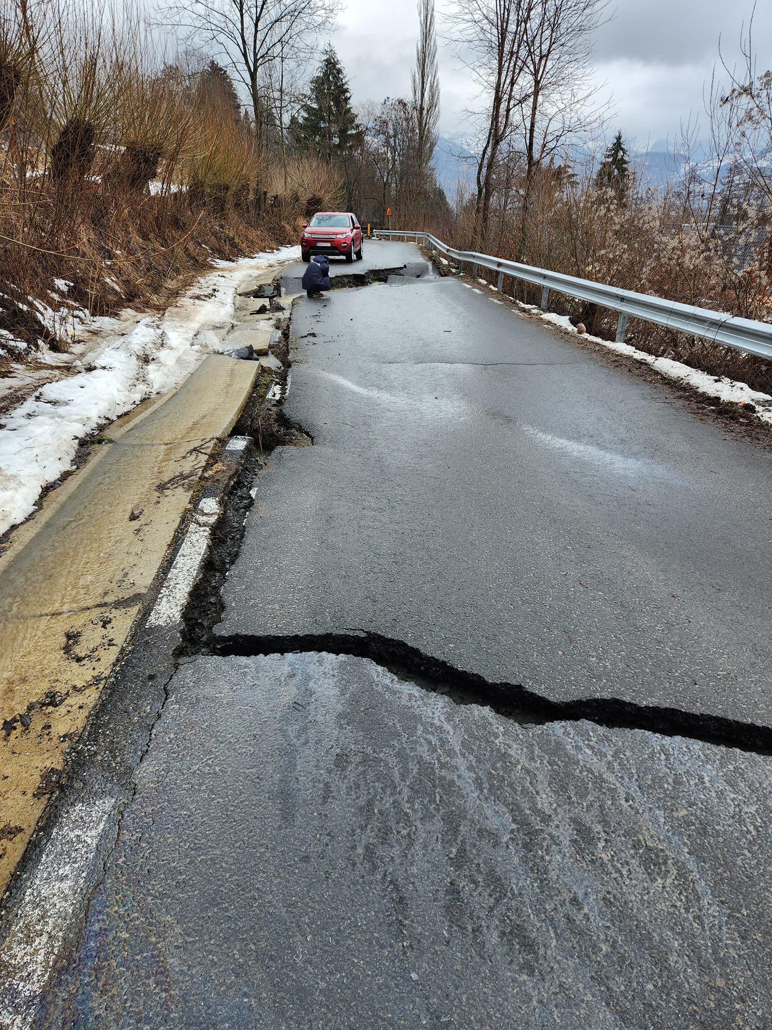 Drum din Bistrița reabilitat cu 2 milioane de euro, rupt de viituri. A fost închis temporar | GALERIE FOTO