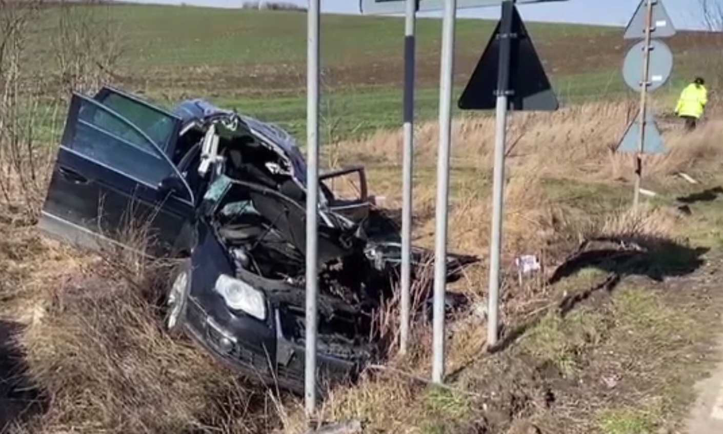 O adolescentă din Alba a furat mașina părinților și a făcut accident. A fost grav rănită