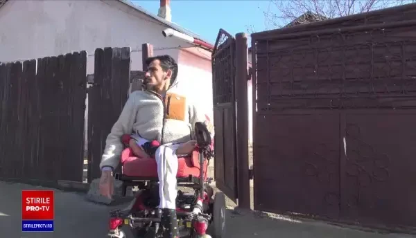 Tânăr în scaun cu rotile, bătut cu sălbăticie în fața Primăriei Roman