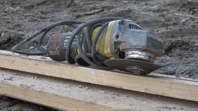 Bărbatul mort după ce a tăiat cu flexul un butoi metalic fusese rugat de un vecin să-l ajute. Înăuntru fusese prenadez