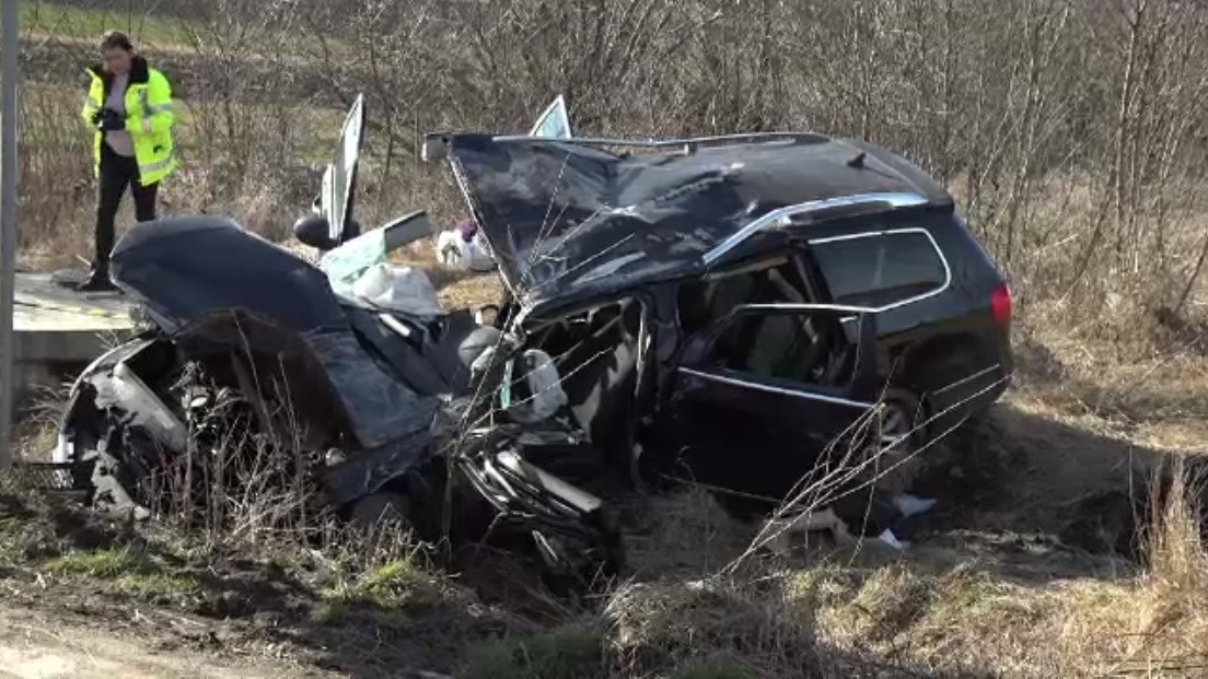 Adolescentă de 16 ani, grav rănită după ce a furat mașina părinților și a făcut accident. Luase cu ea o prietenă