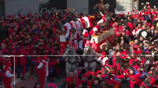 Revenirea la tradiții după pandemie. Mii de oameni s-au bătut cu portocale într-un oraș din Italia