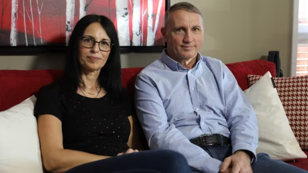 Doi români abandonați la naștere au descoperit, la 50 de ani, că sunt frați. Locuiesc amândoi în Canada