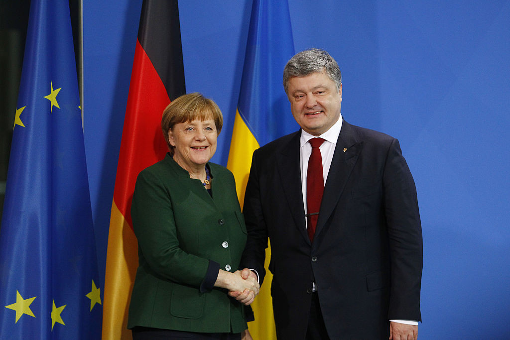 Angela Merkel, păcălită de farsori ruși care s-au dat drept Petro Poroșenko, fost președinte al Ucrainei. Ce au discutat