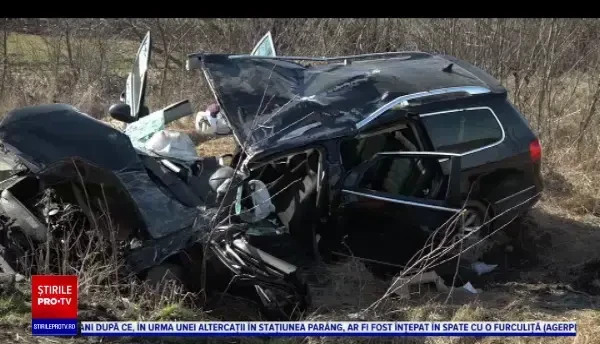 Adolescentă de 16 ani, grav rănită după ce a furat mașina părinților și a făcut accident. Luase cu ea o prietenă