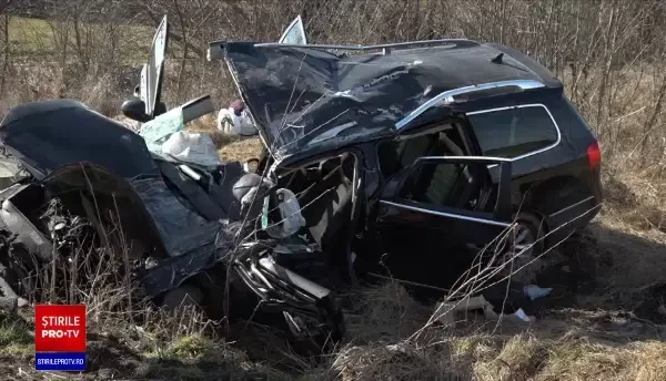 Adolescentă de 16 ani, grav rănită după ce a furat mașina părinților și a făcut accident. Luase cu ea o prietenă