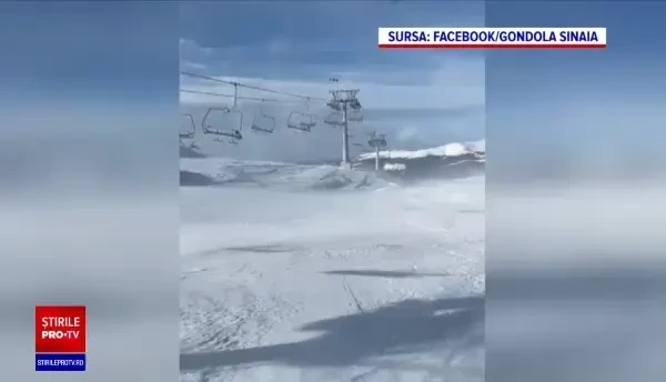 Bucăți de acoperiș căzute pe mașini și panouri metalice rupte de vânt. Rafalele puternice cauzează pagube în mai multe zone