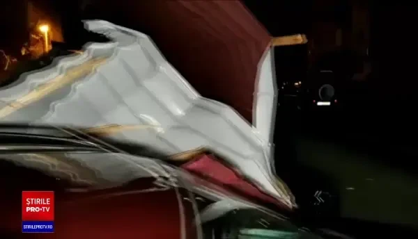 Vijeliile au făcut prăpăd în toată țara. Telescaunele din Sinaia s-au legănat ca rufele puse la uscat