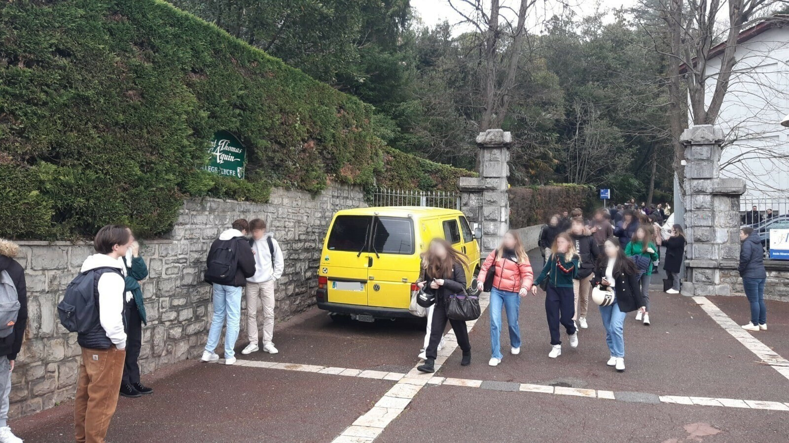 O profesoară de spaniolă a fost înjunghiată mortal de un elev. Adolescentul din Franța a fost arestat