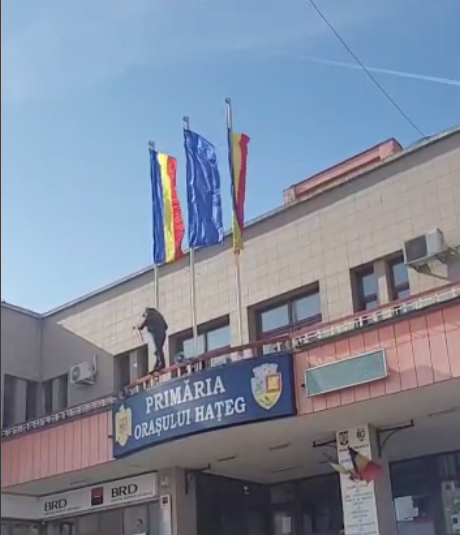 Un bărbat a spart cu un topor ferestrele Primăriei Haţeg, jandarmii au intervenit și l-au imobilizat | Video