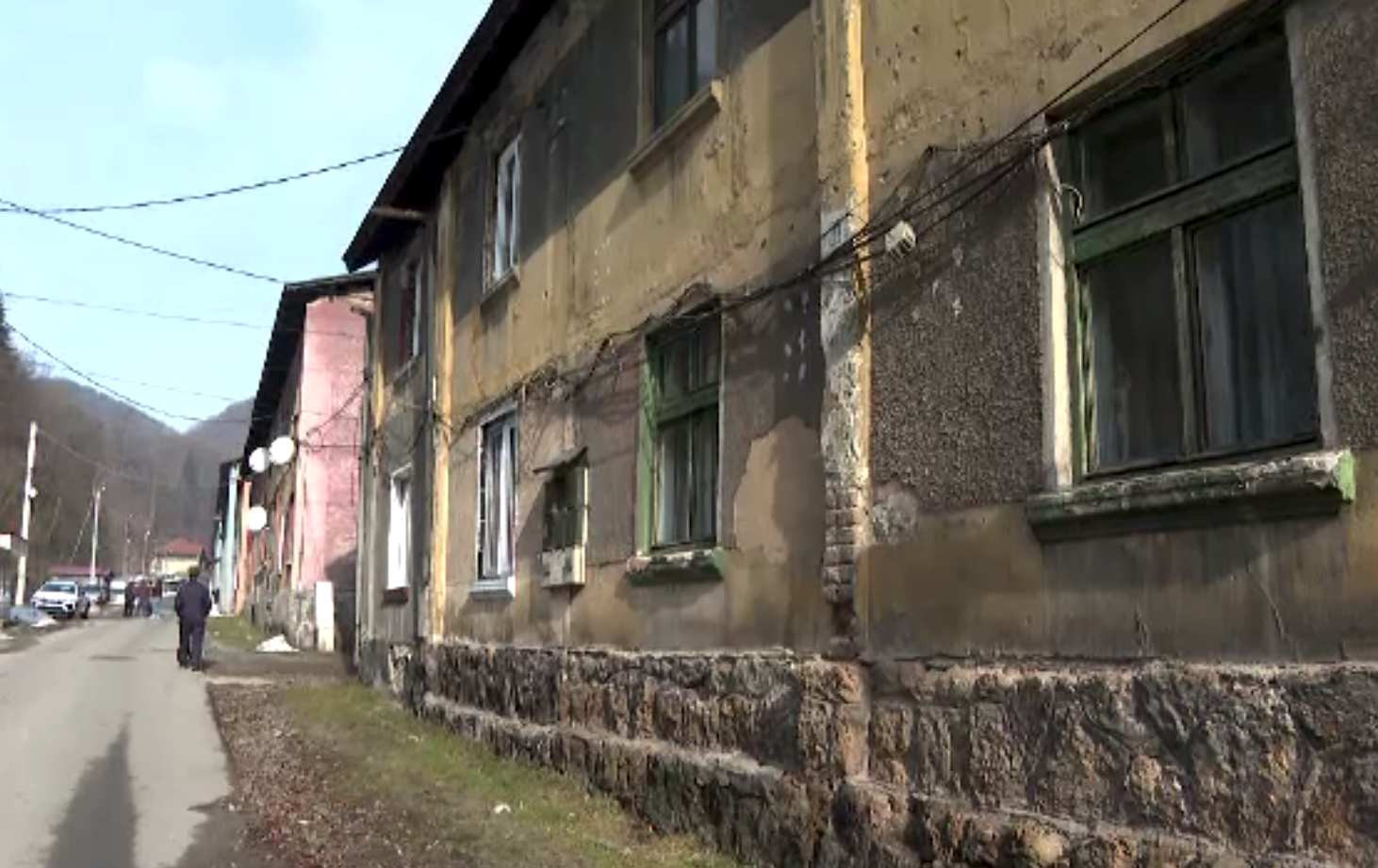 Oamenii din Aninoasa vor mai aștepta încă un an să se mute în blocurile consolidate, după cutremurul violent din 2023