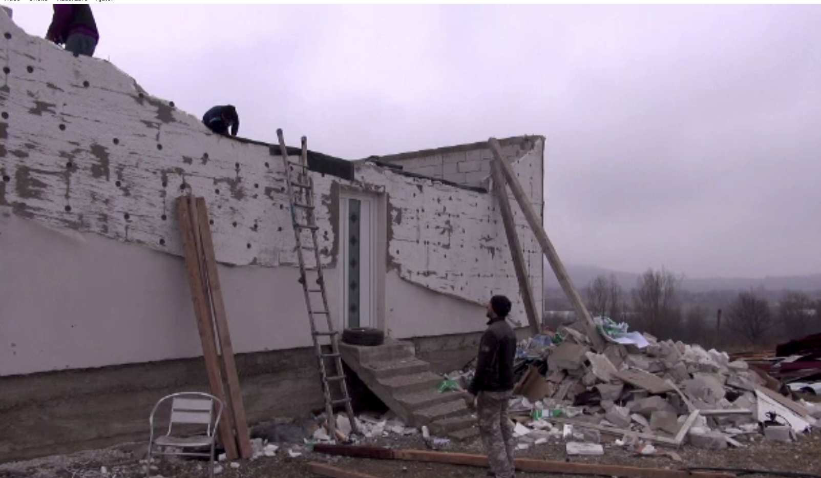 Vijelia a luat acoperișul unei familii din Neamț. Oamenii munciseră 15 ani în Italia să-și ridice casa