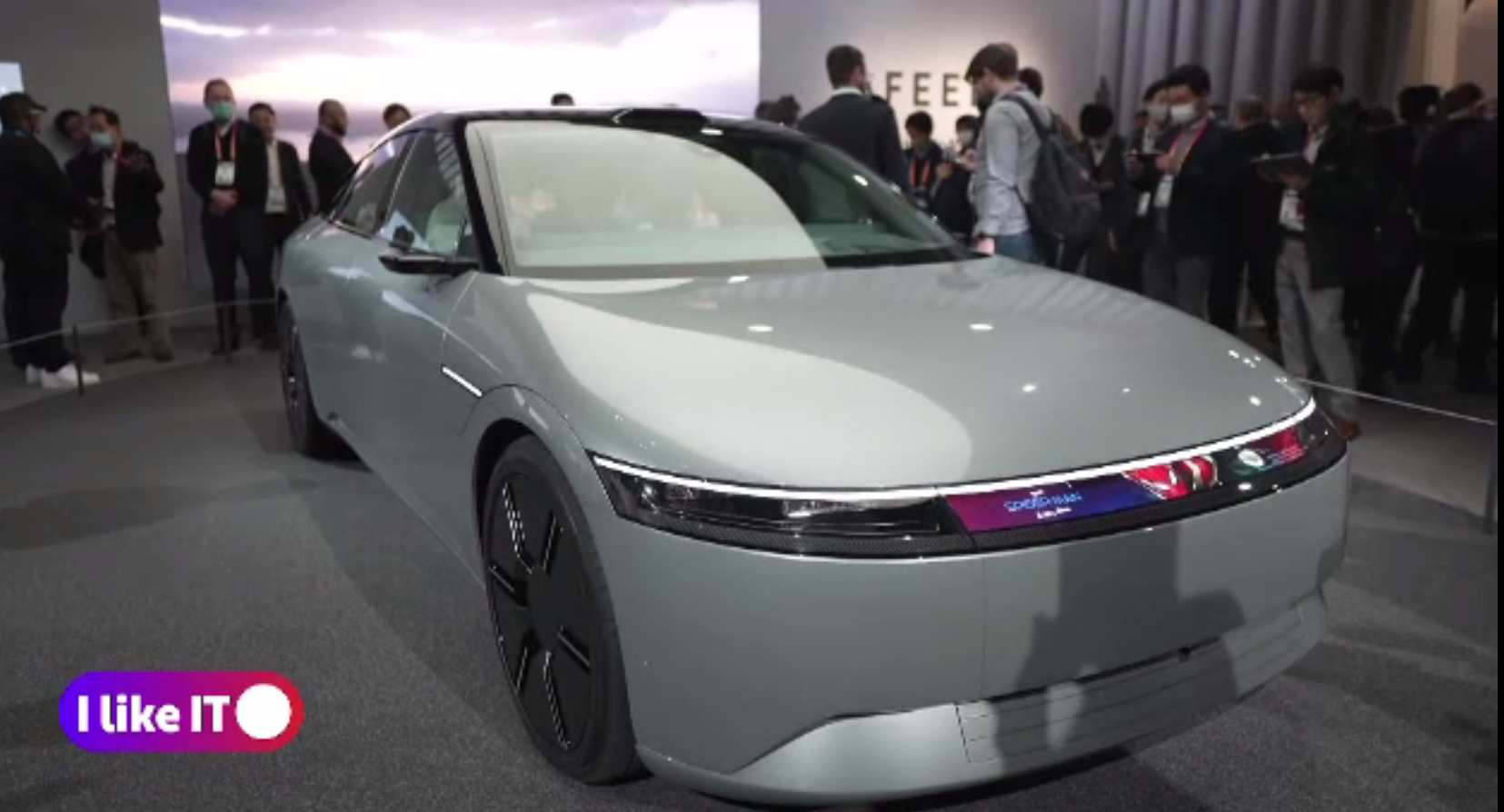 Mașinile viitorului, la CES. Se încarcă de la soare și își schimbă culoarea din aplicație