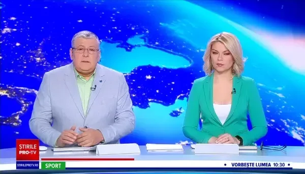 Momentul în care doi șoferi intră cu viteză într-o intersecție din Arad și se izbesc puternic a fost surprins pe camere