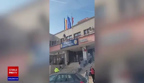 Un bărbat a spart cu un topor ferestrele Primăriei Haţeg, jandarmii au intervenit și l-au imobilizat | Video