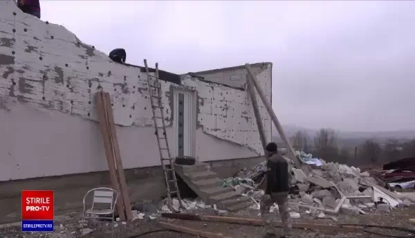 Vijelia a luat acoperișul unei familii din Neamț. Oamenii munciseră 15 ani în Italia să-și ridice casa