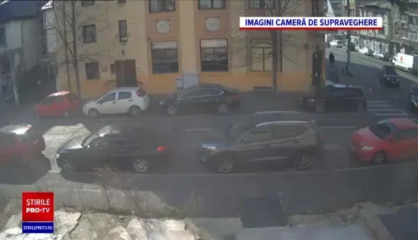 Incident revoltător în București. Un jandarm a zgâriat cu cheia o mașină parcată în mijlocul drumului