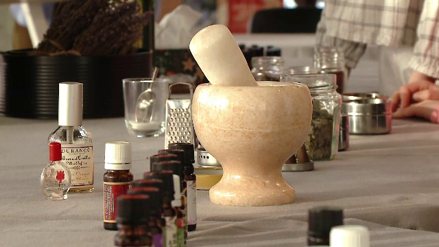 Parfumul Dragostei, adus în mijlocul clujenilor. Cum au devenit mai mulți tineri parfumieri pentru o zi