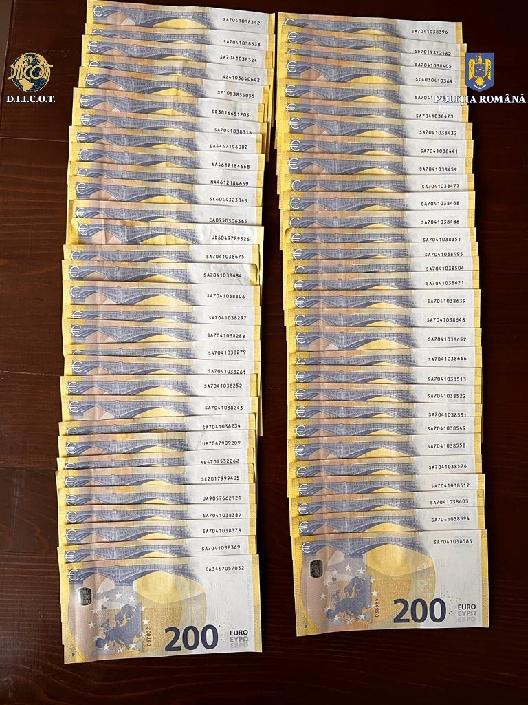 Descoperirile făcute de polițiști când au intrat în locuințele unor proxeneți. FOTO