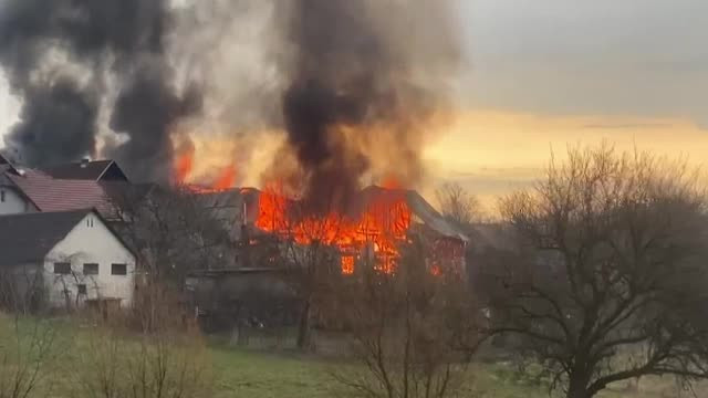 O femeie din Maramureș a reușit în ultimul moment să-și salveze viața, după ce casa i-a fost cuprinsă de flăcări