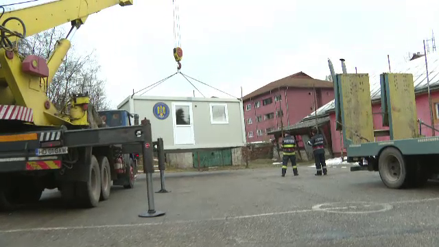 Cum arată containerele din Aninoasa în care vor locui persoanele evacuate din locuinţele afectate de cutremure