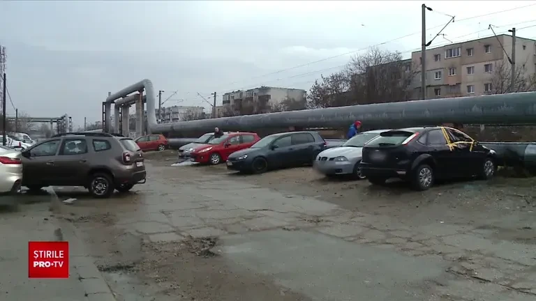 Doi tineri din Cluj au distrus parbrizele a 21 de maşini parcate pe o stradă