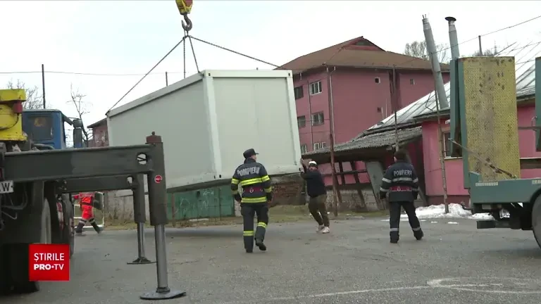 Cum arată containerele din Aninoasa în care vor locui persoanele evacuate din locuinţele afectate de cutremure