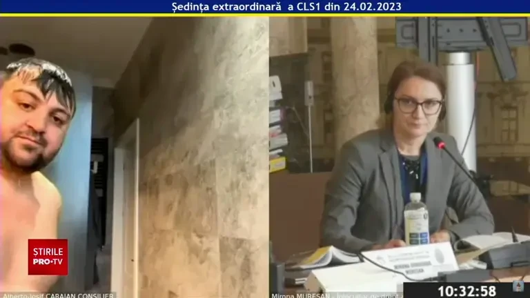 Un consilier din București a intrat dezbrăcat de la duș în ședința online. După câteva ore a demisionat. VIDEO