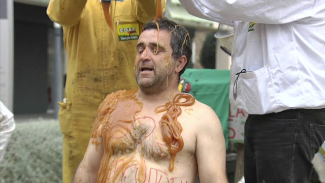 Motivul pentru care acest bărbat s-a îmbăiat în miere, în mijlocul străzii