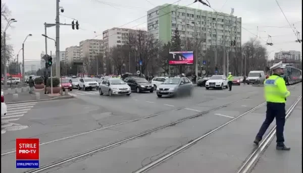 Accident în București: O ambulanță în care se afla un pacient s-a răsturnat. Traficul este blocat