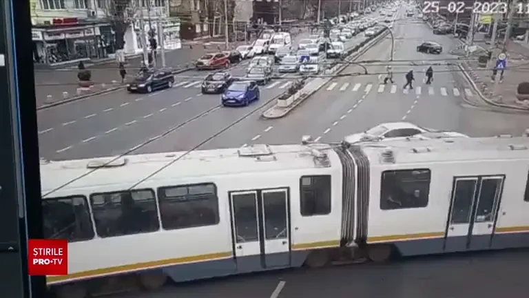 ANIMAȚIE GRAFICĂ. Cum s-a produs accidentul în care o ambulanță a fost lovită de o mașină care nu i-a acordat prioritate