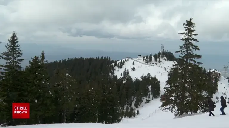 Turiștii au ales să-și petreacă ultimul weekend de iarnă pe pârtii. Turist: „Am venit din Dubai. E nemaipomenit”