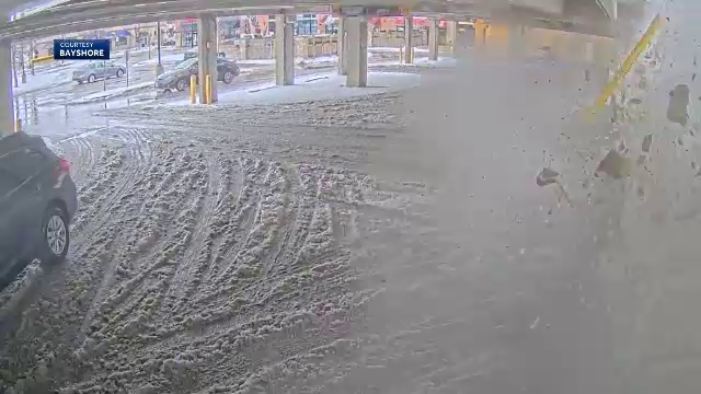 Momentul în care un acoperiș de beton se prăbușește sub greutatea zăpezii, chiar când trecea o mașină