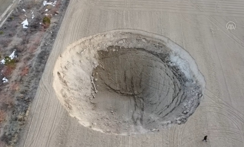 Un crater imens a apărut în Turcia. Are o adâncime de 12-15 metri. VIDEO