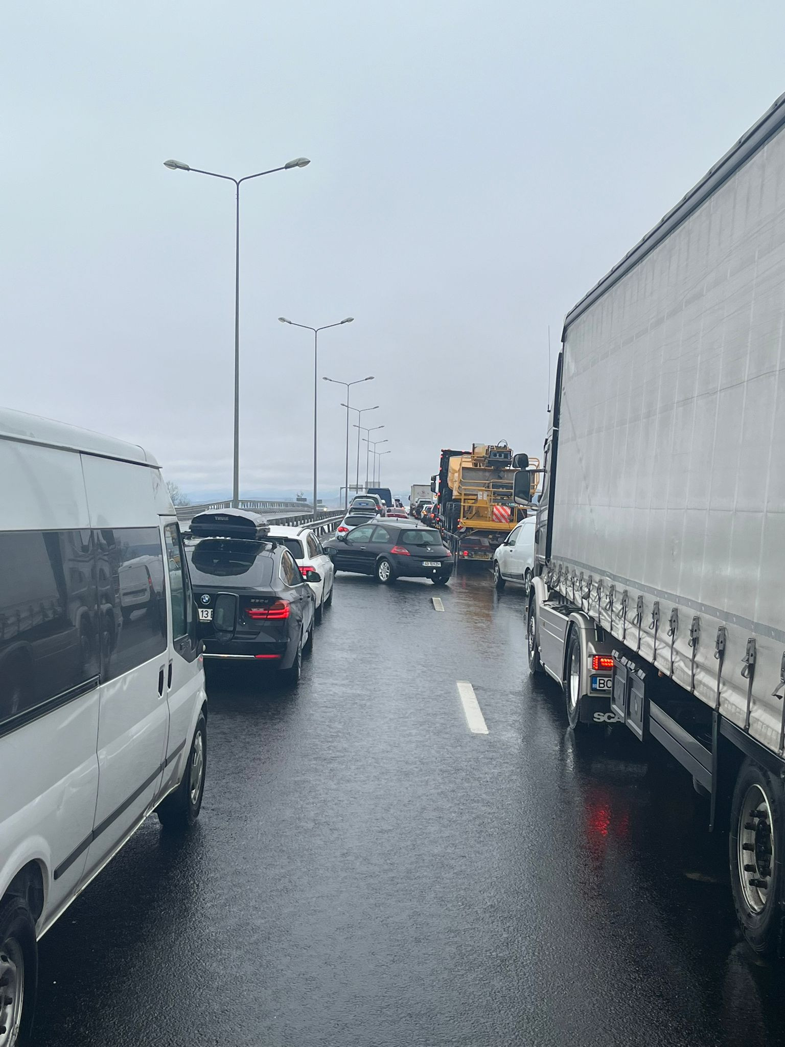 Trafic de coșmar pe A1, între Deva și Sibiu. Un parapet s-a rupt și a ajuns pe mijlocul drumului