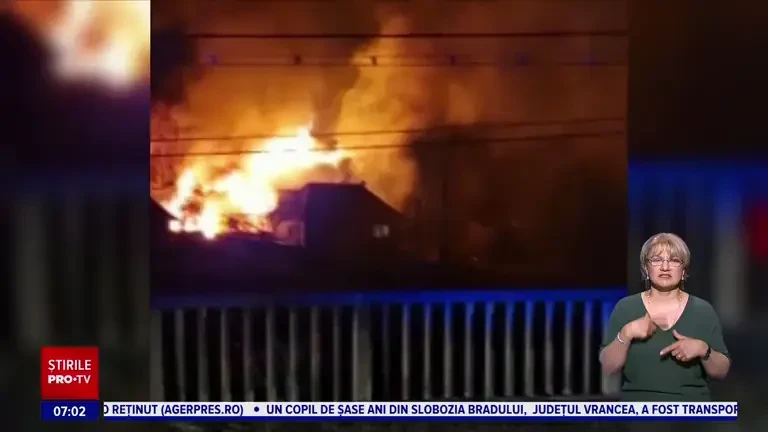 O pensionară de 70 de ani a murit arsă de vie, în Bacău. Fiul său a încercat să o salveze și a ajuns în stare gravă la spital