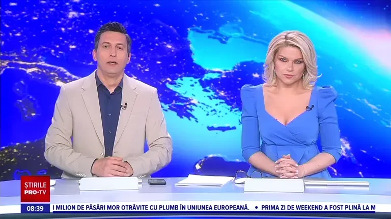 Incident bizar. O mașină distrusă de flăcări a luat foc din nou pe platformă, după ce pompierii au stins incendiul