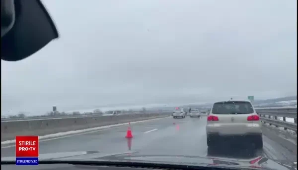 Trafic de coșmar pe A1, între Deva și Sibiu. Un parapet s-a rupt și a ajuns pe mijlocul drumului
