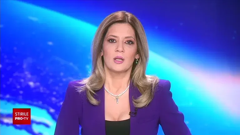 Incident bizar. O mașină distrusă de flăcări a luat foc din nou pe platformă, după ce pompierii au stins incendiul