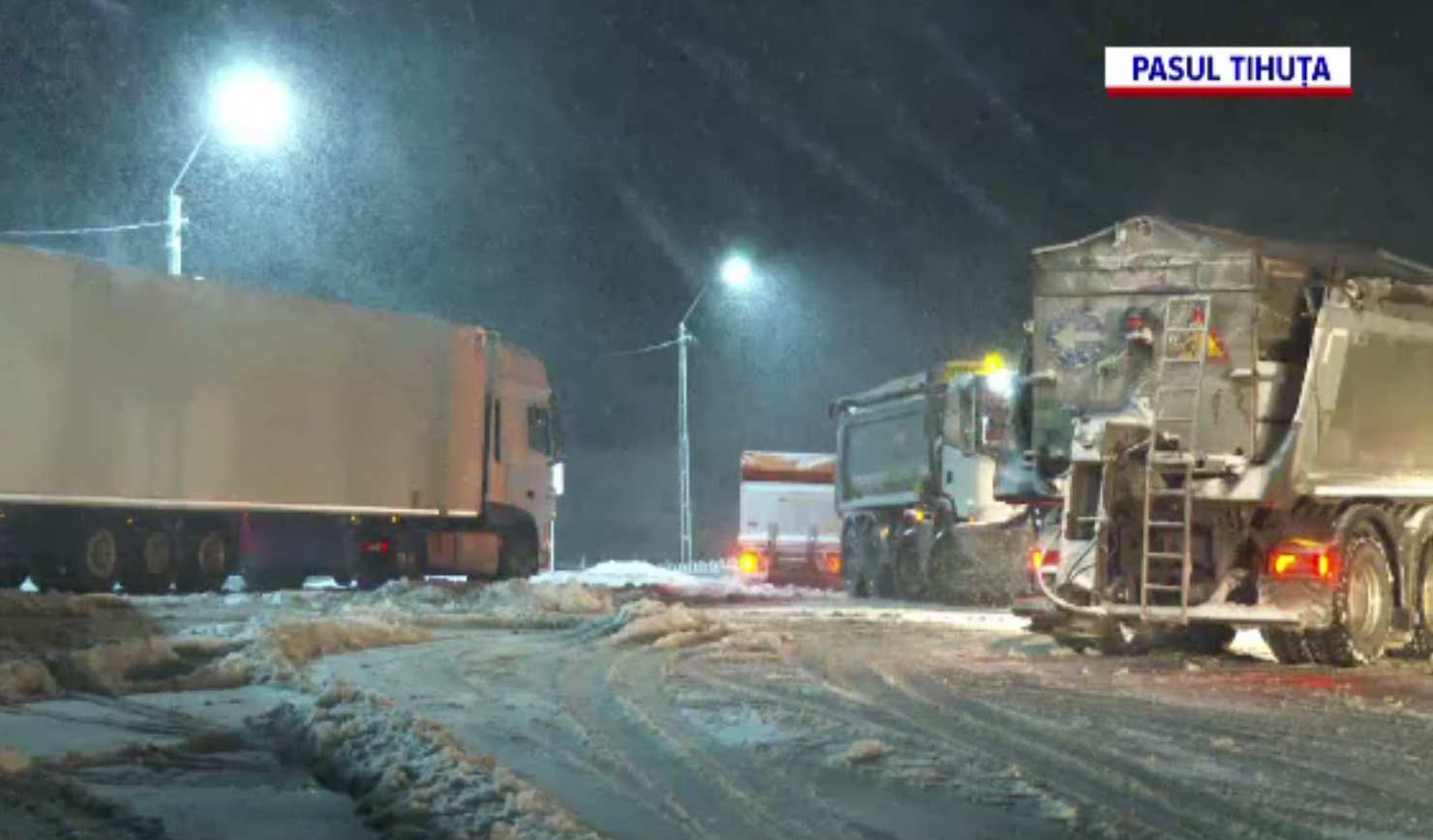 TIR-urile, oprite de poliție în Pasul Tihuța. Sunt coduri portocalii și galbene de ninsori