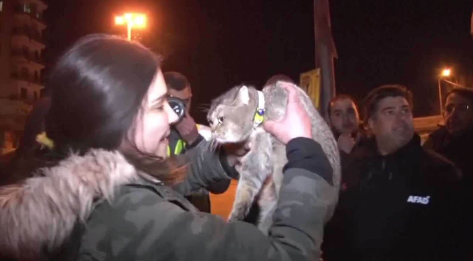 Voluntarii își riscă viața ca să scoată din ruine animalele blocate după cutremurul din Turcia. Imagini emoționante