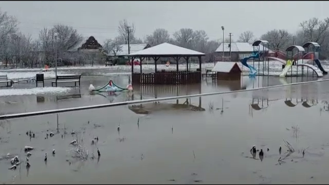 Noapte albă pentru salvatorii din județul Timiș. Mai multe gospodării și drumuri au fost înghițite de inundații