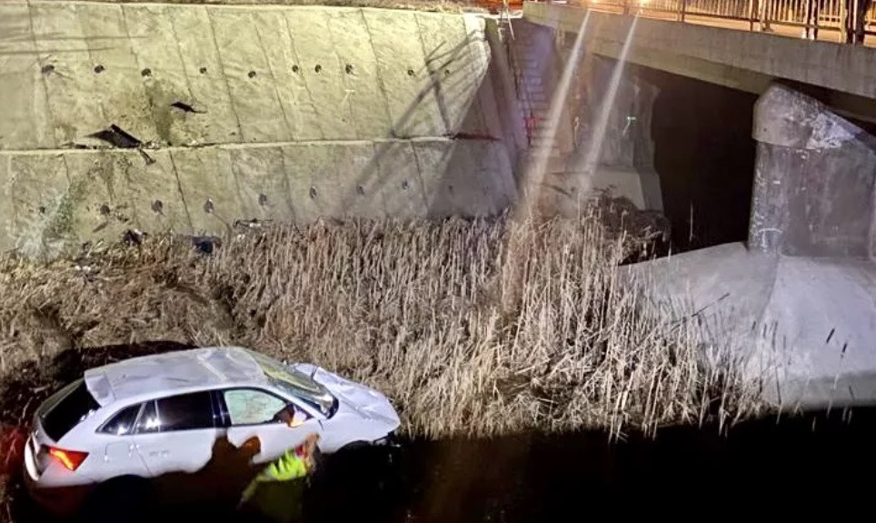 O mașină a sunat singură la 112, după ce a "zburat" 30 de metri și a aterizat într-o râpă, în Botoșani