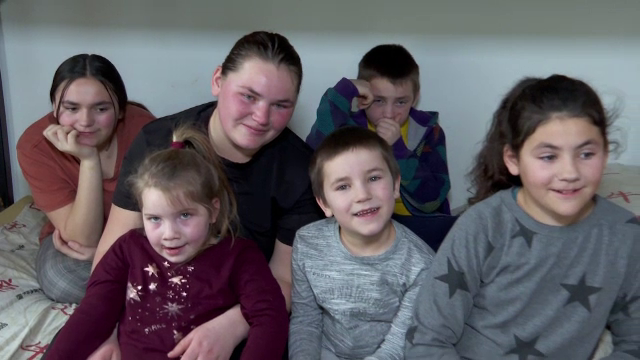 Poveste impresionantă în județul Iași. O tânără de 22 de ani are în grijă 4 frați mai mici, după ce ambii părinți au murit