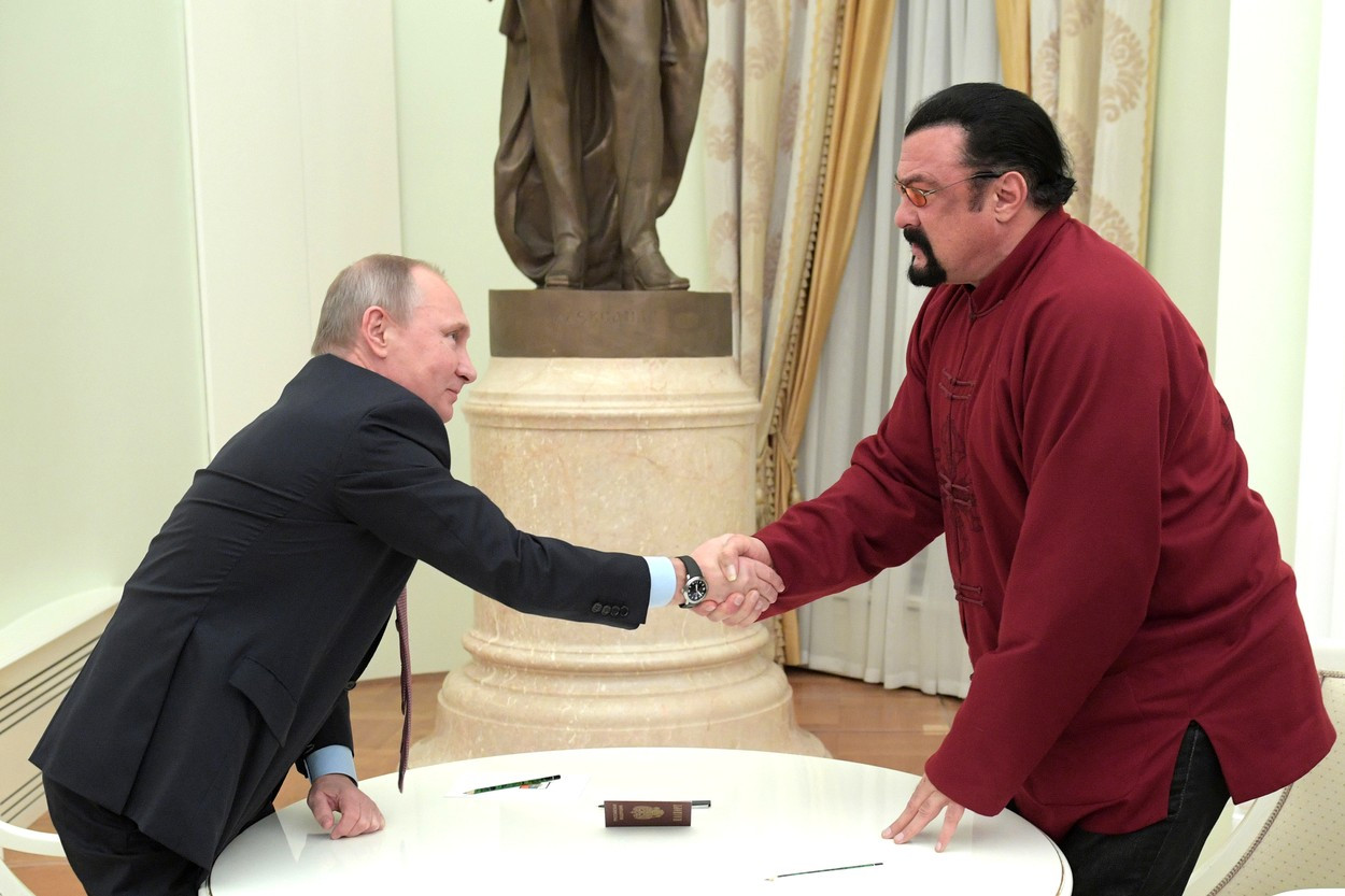 Actorul Steven Seagal, decorat de Vladimir Putin cu o înaltă distincție a statului rus