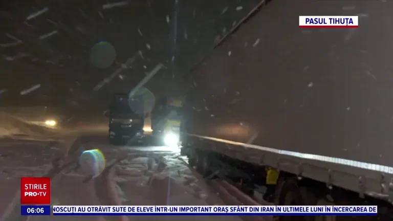 TIR-urile, oprite de poliție în Pasul Tihuța. Sunt coduri portocalii și galbene de ninsori